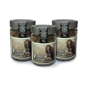 Almendras recubiertas de chocolate negro 70% y un toque de canela. 1 tarro de 230 gr (peso neto). Ingredientes: Almendra (variedad guara), chocolate y canela. Fruto seco. Puede contener alérgenos.